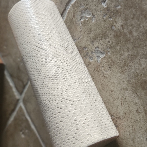 Jimmy choo eye glass case snake skin pattern in cream colored magnetic closure - Picture 3 of 7